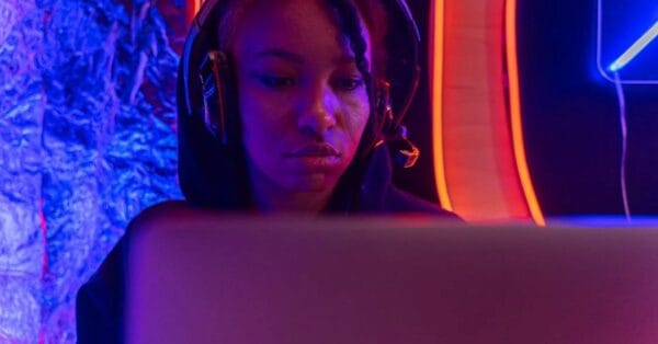 Kvinde med trådløse høretelefoner